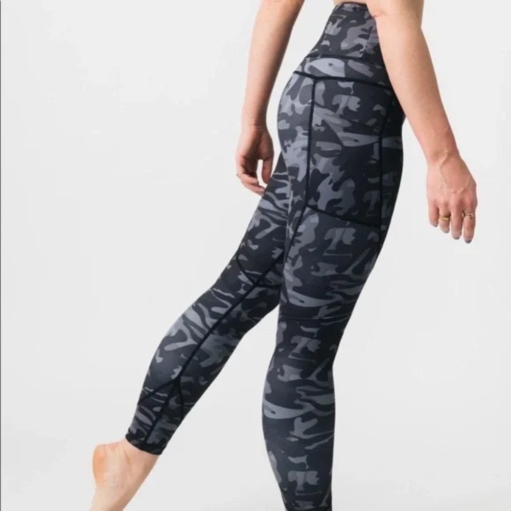 Zyia Women’s Size 20 Black and Gray Camouflage High and Tight Leggings - Picture 1 of 8